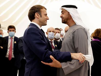 El presidente francés, Emmanuel Macron, saluda al príncipe heredero de Abu Dabí Mohamed bin Zayed al Nahyan
