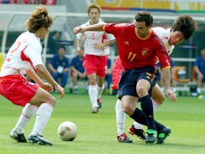 La camiseta de la selección para el Mundial de Corea y Japón 2002 fue diseñada por la marca Adidas y era de cuello redondo. La bandera nacional lucía sobre la pernera izquierda del pantalón. En la foto, De Pedro, de la Real Sociedad, en el partido de cuartos de final jugado en el estadio de Gwangju (Corea del Sur). El resultado fue 0-0 y la selección fue eliminada de la competición en los penaltis.