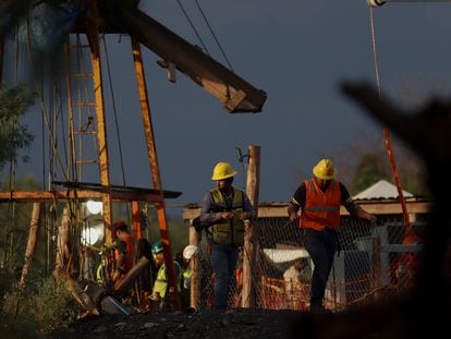 Rescatistas trabajan el 11 de agosto en la zona en donde se encuentran los diez mineros atrapados en el municipio de Sabinas, en Coahuila (México).
