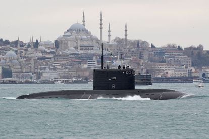El submarino ruso Rostov-del-Don frente a la mezquita de Süleymaniye (Estambul) en su travesía hacia el mar Negro el pasado 13 de febrero.