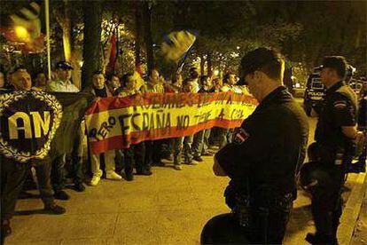 Manifestantes ante el auditorio de CC OO donde se representaba la obra.