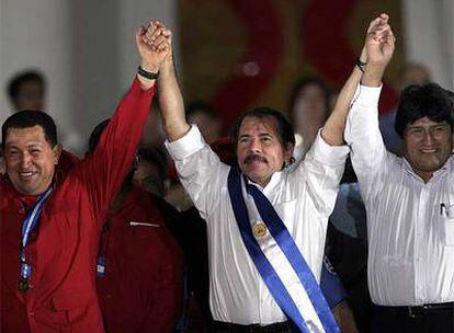 Ortega, flanqueado por Hugo Chávez y Evo Morales.