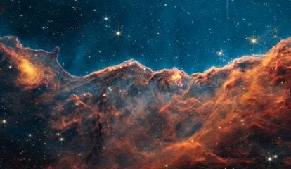 Esta imagen de la Nebulosa de Canarina muestra estrellas como el Sol en formación y ayuda a entender cómo afecta a la formación de planetas la radiación de las estrellas de su entorno.