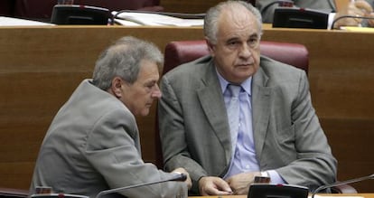Rafael Blasco (derecha), junto a Alfonso Rus, en el pleno de las Cortes.
