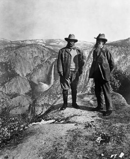 Theodore Roosevelt (izquierda) y el naturalista John Muir contemplan Yosemite desde el Glacier Point, en 1903.