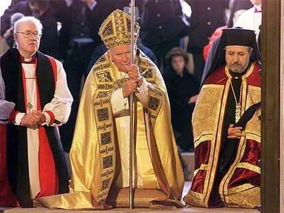 El papa Juan Pablo II, el arzobispo anglicano de Canterbury, George Carey (izquierda), y el ortodoxo Athanasios.