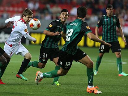 Marin, rodeado de rivales en el duelo de ida.