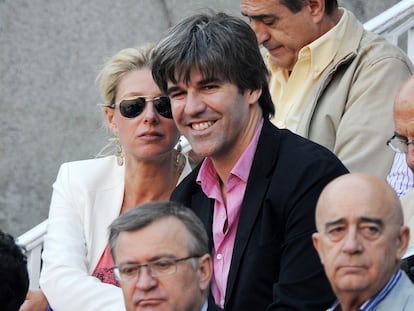 Daniel Alcázar en una imagen de 2012 junto a la presentadora de televisión Anne Igartiburu en la plaza de toros de Las Ventas, en Madrid.