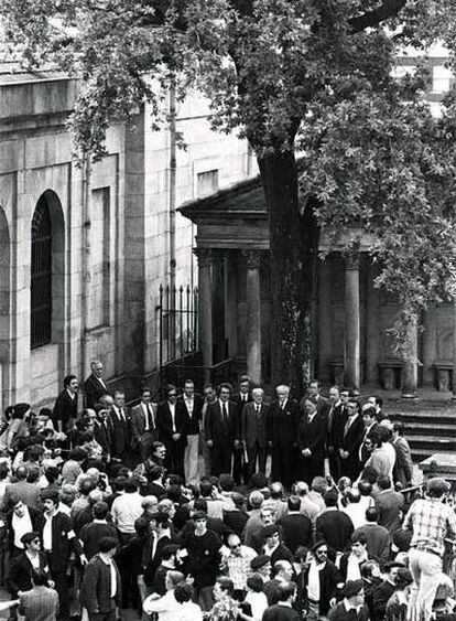 Los miembros de la Asamblea Parlamentaria Vasca, reunidos ante el árbol de Gernika en 1977.