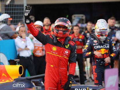 Carlos Sainz, de Ferrari, celebra después de clasificarse.