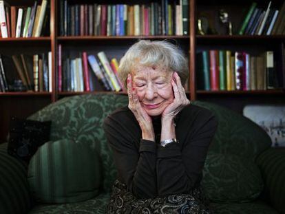 La escritora Wislawa Szymborska, en su casa en 2009. 