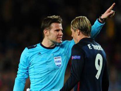El árbitro expulsa a Torres.