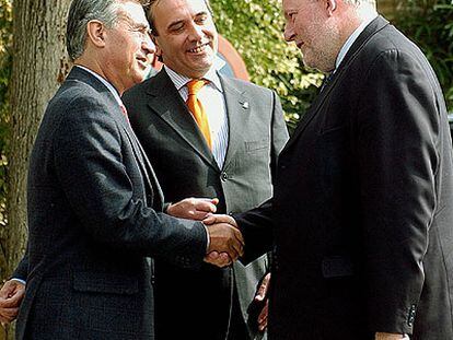 El ministro del Interior, José Antonio Alonso, presenta a su homólogo británico, Charles Clarke (derecha), al delegado del Gobierno en Andalucía, Juan José López Garzón.