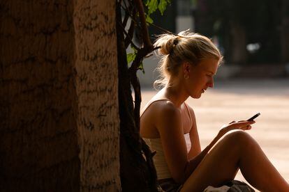 A young foreigner uses her phone in Parque Mexico, in Mexico City, on November 11, 2022.
