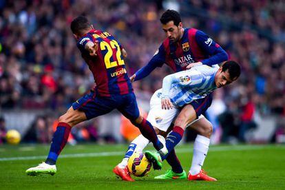 Juanmi protege el balón ante Piqué y Alves