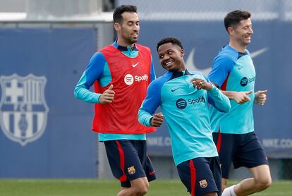 La plantilla del Barcelona en un entrenamiento de cara al partido contra el Athletic, en la ciudad deportiva Joan Camper este sábado.