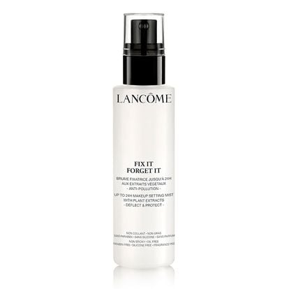 Fit It Forget It Setting Mist de Lancôme (34 €) un spray fijador que mantiene el maquillaje intacto durante 24 horas. Incluye las propiedades anti-polución de la Vitamina C, la moringa y el ácido hialurónico.