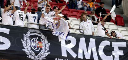 Aficionados del Real Madrid en las gradas del estadio de La Luz, en Lisboa.