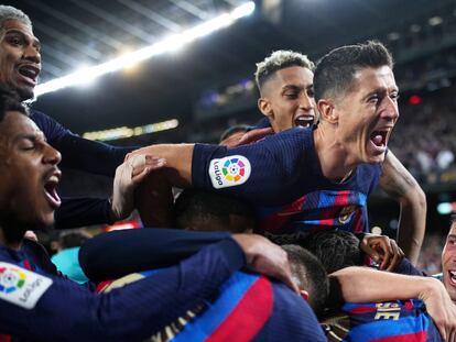 Los jugadores del Barça celebran el gol de Kessié.