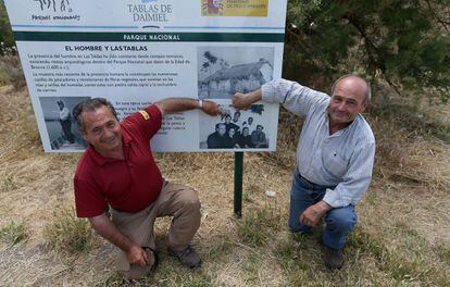 Bauti (i) y Jesús García Consuegra (d), criados en la Isla del Pan, se identifican en una foto antigua. Bautista García, su padre, fue el primer guarda de este parque.