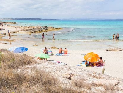 Ambiente en una playa de Formentera. 
