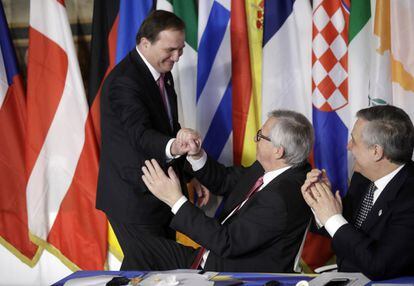 El primer ministro sueco, Stefan Lofven (i), estrecha la mano al presidente de la Comisión Europea, Jena-Claude Juncker, después de firmar la declaración.