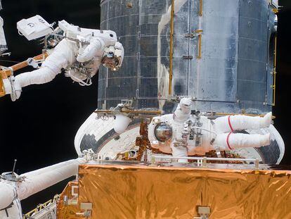 Los astronautas Andrew Feustel (izquierda) y John Grunsfeld reparan el telescopio 'Hubble'.