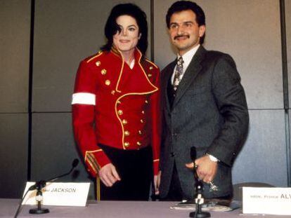 El pr&iacute;ncipe Alwaleed con Michael Jackson en 1996.