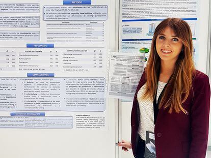 Mónica Ojeda Pérez, especialista en consecuencias del 'sexting', junto a una reproducción de su investigación exhibida en un congreso de psicología celebrado en 2017.