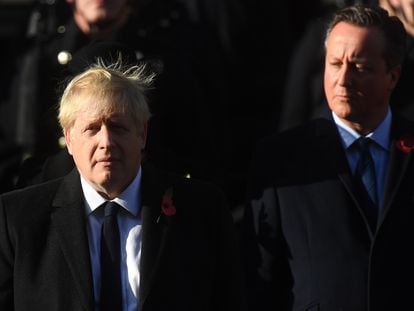 El primer ministro británico, Boris Johnson (en primer término), junto a David Camerón en el Día del Armisticio del 2019.