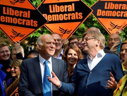 Vince Cable, líder de los liberal demócratas británicos y Guy Verhofstadt, presidente  del grupo Liberal  (ALDE), en un acto de campaña en Londres el 10 de mayo. 