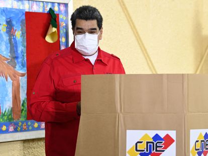 El presidente venezolano, Nicolás Maduro, durante la votación.