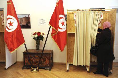 Tunecinos votan en un colegio electoral de la embajada de T&uacute;nez hoy en Berl&iacute;n, Alemania.