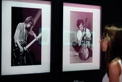 Dos imágenes de Keith Richards de la muestra.