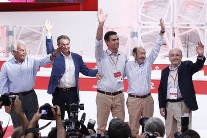 Pedro Sánchez (c), nuevo secretario general del PSOE, junto a sus predecesores en el cargo, Felipe González, José Luis Rodríguez Zapatero, Alfredo Pérez Rubalcaba y Joaquín Almunia (desde la izquierda), en el congreso extraordinario socialista en el que fue oficialmente ratificado su liderazgo, en 2014.