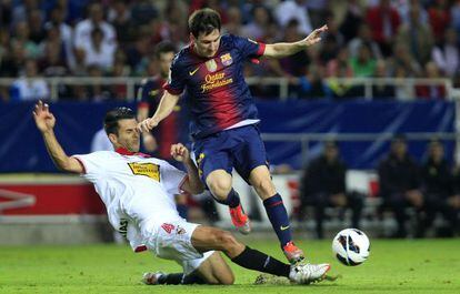 Messi trata de eludir la entrada de Spahic