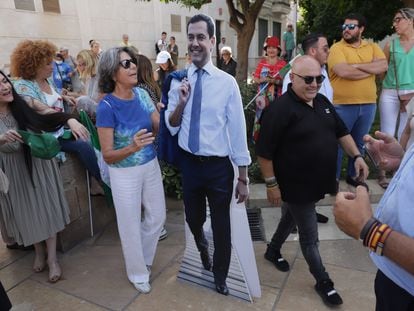 Una simpatizante se hace una fotografía con el cartel de Juanma Morero, en un acto electoral de campaña el sábado en Málaga.