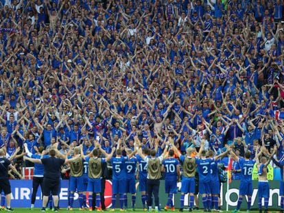Los jugadores de Islandia celebran el pase a octavos junto a su afición en la Eurocopa 2016.