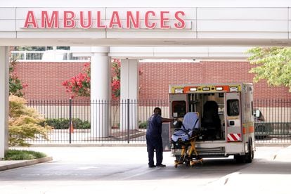 El conductor de una ambulancia desinfecta la camilla tras el traslado de un enfermo de covid a un hospital de Memphis (Tennessee), este viernes.