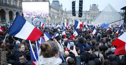 Partidaris de Macron l'esperen a la plaça del Louvre, després de conèixer els resultats.