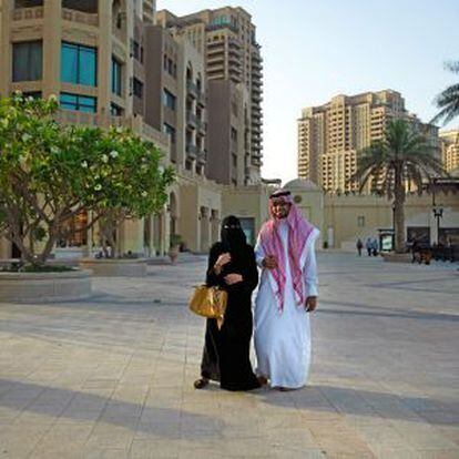 Una pareja de Emiratos Árabes, durante su estancia en The Pearl, un complejo residencial de alta gama.