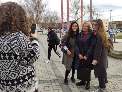 Manuela Carmena se fotografía con unas estudiantes de la Universidad de Salamanca, este martes. En vídeo, declaraciones de Carmena durante su entrevista en el programa de Antonio Miguel Carmona.