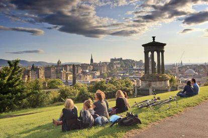 Monumento a Dugald Stewart, completado en 1831, en la ladera de Calton Hill, desde donde se contempla el centro de Edimburgo y su castillo.