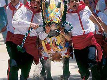 Un caballo enjaezado con bordados es conducido en Caravaca de la Cruz durante la fiesta de los caballos del Vino.