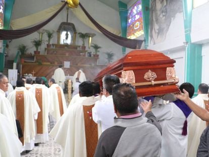 Funeral del padre Luis L&oacute;pez en su parroquia del Estado de M&eacute;xico