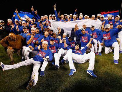 los Cubs posan tras la victoria, el sábado.