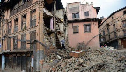 Un hombre camina entre los escombros de un edificio derrumbado en Bhaktapur (Nepal).