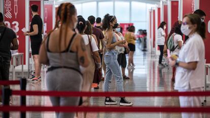 Cola de vacunación en la Ciudad de las Artes y las Ciencias de Valencia, a finales de julio.