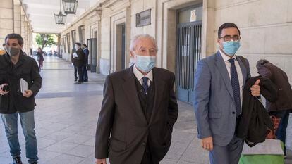 El ex ministro de Sanidad Bernat Soria, este jueves a la salida de los juzgados de Sevilla.