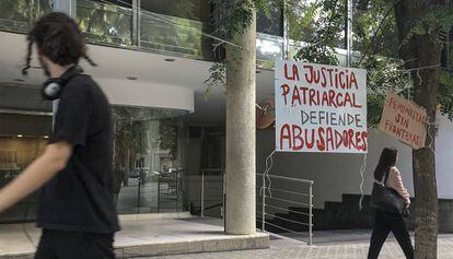 Pancartas delante del Consulado de Uruguay en apoyo a María y su hija, atrincheradas desde hace cuatro días en Barcelona.